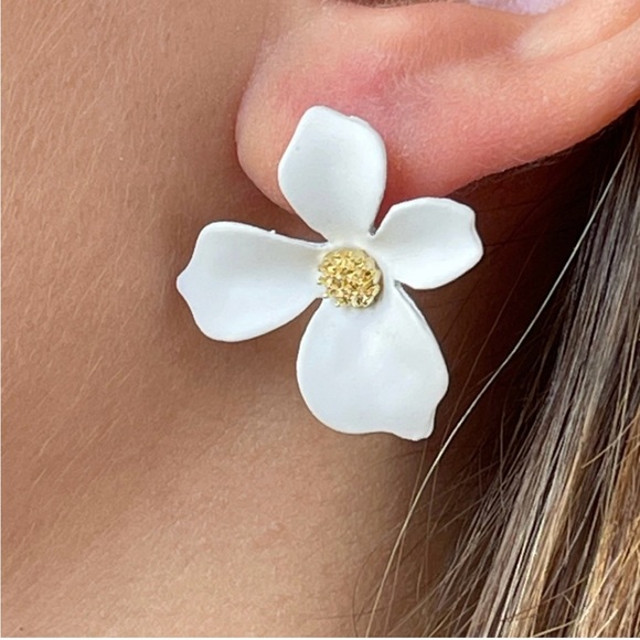Jewelry - Chic White Flower Earrings